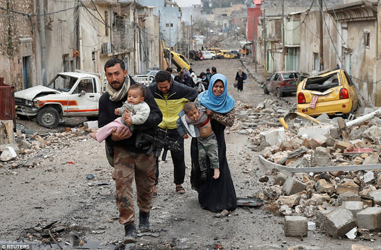 Lột quần áo chạy khỏi Mosul khói lửa ảnh 3